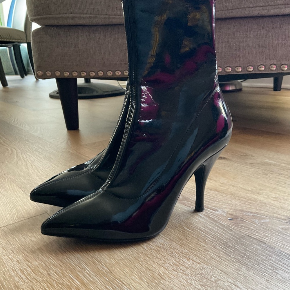Italian Shoemakers Black Heeled Boots with Sleek Design